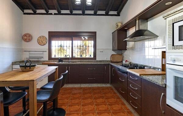 Cocina equipada con encimera de granito y hornillos de gas