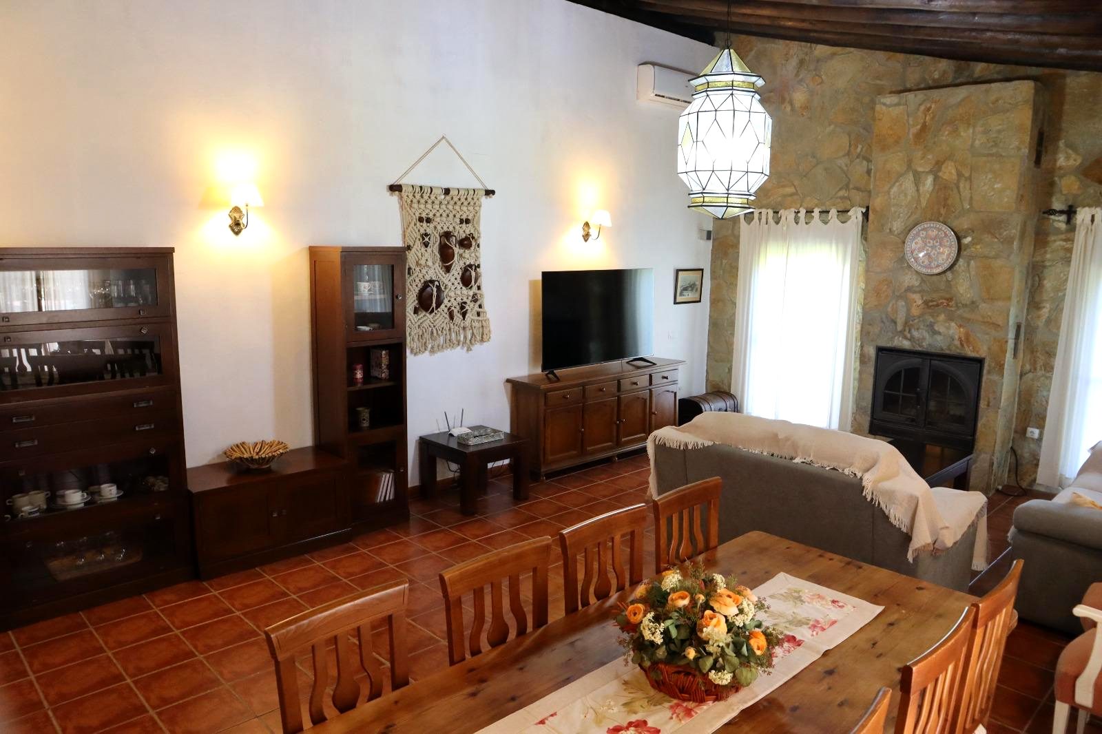 Salón con chimenea, paredes de piedra y sofás